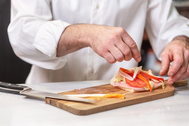 Kucharz przygotowujący potrawę